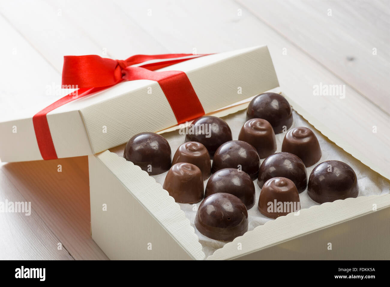 Cioccolatini assortiti pasticceria sul tavolo di legno Foto Stock