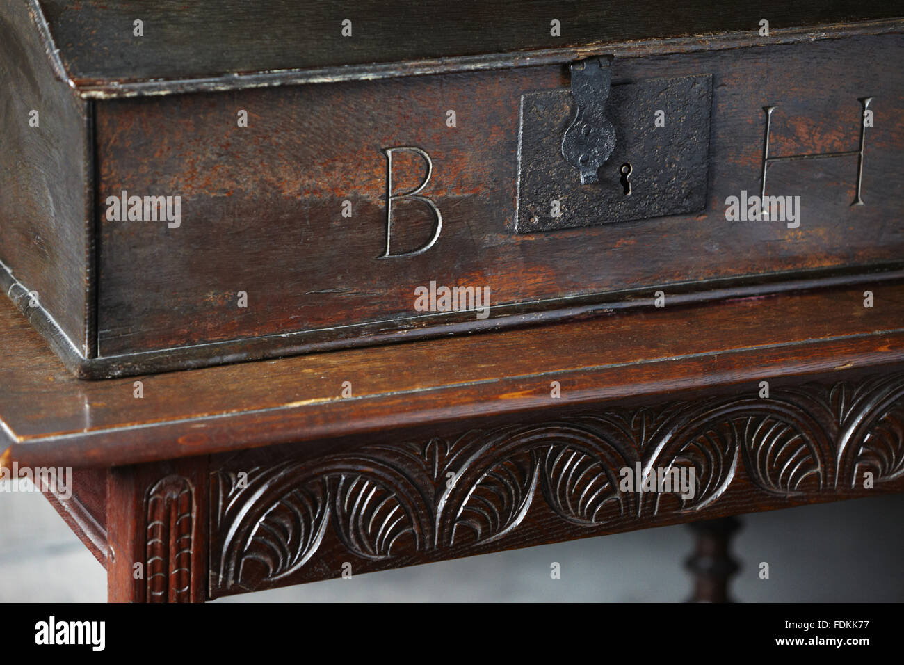 La quercia di casella di scrittura con un ferro da stiro serratura al Moseley Old Hall, Staffordshire. Le lettere B e H sono scolpiti su entrambi i lati della serratura. Foto Stock