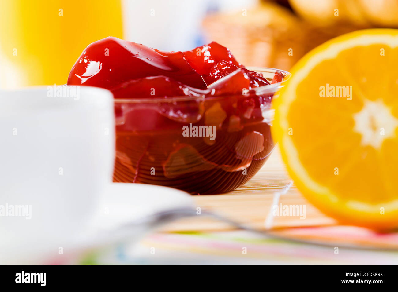 Cornetti marmellata e tazza di caffè sul tavolo per la colazione Foto Stock