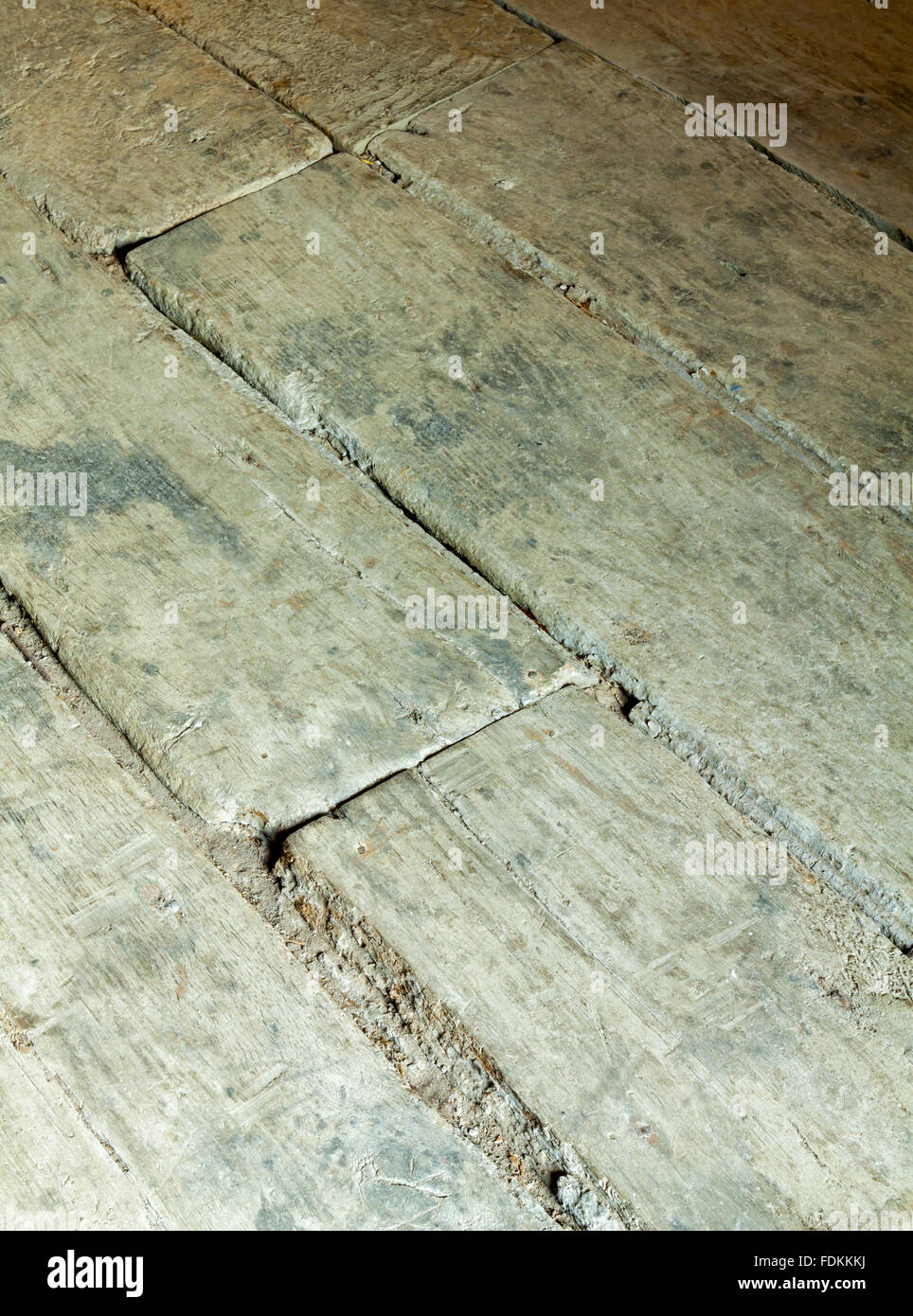 Dettaglio del pavimento di tavole di legno in undercroft o al piano terra del vecchio maniero, Norbury, Derbyshire. Foto Stock