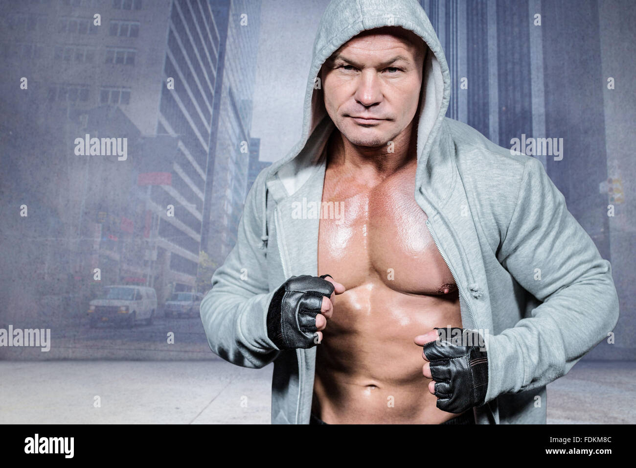 Immagine composita del ritratto di atleta fiducioso nel cofano Foto Stock