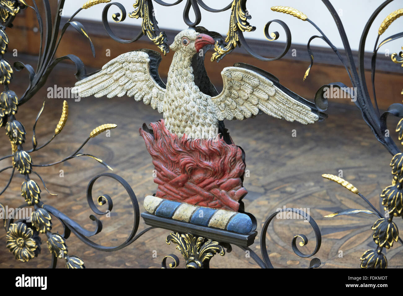 Una phoenix in lamiera ornamentali della balaustra sulla scala a Claydon, Buckinghamshire. Il Phoenix è la famiglia Verney motif. Foto Stock