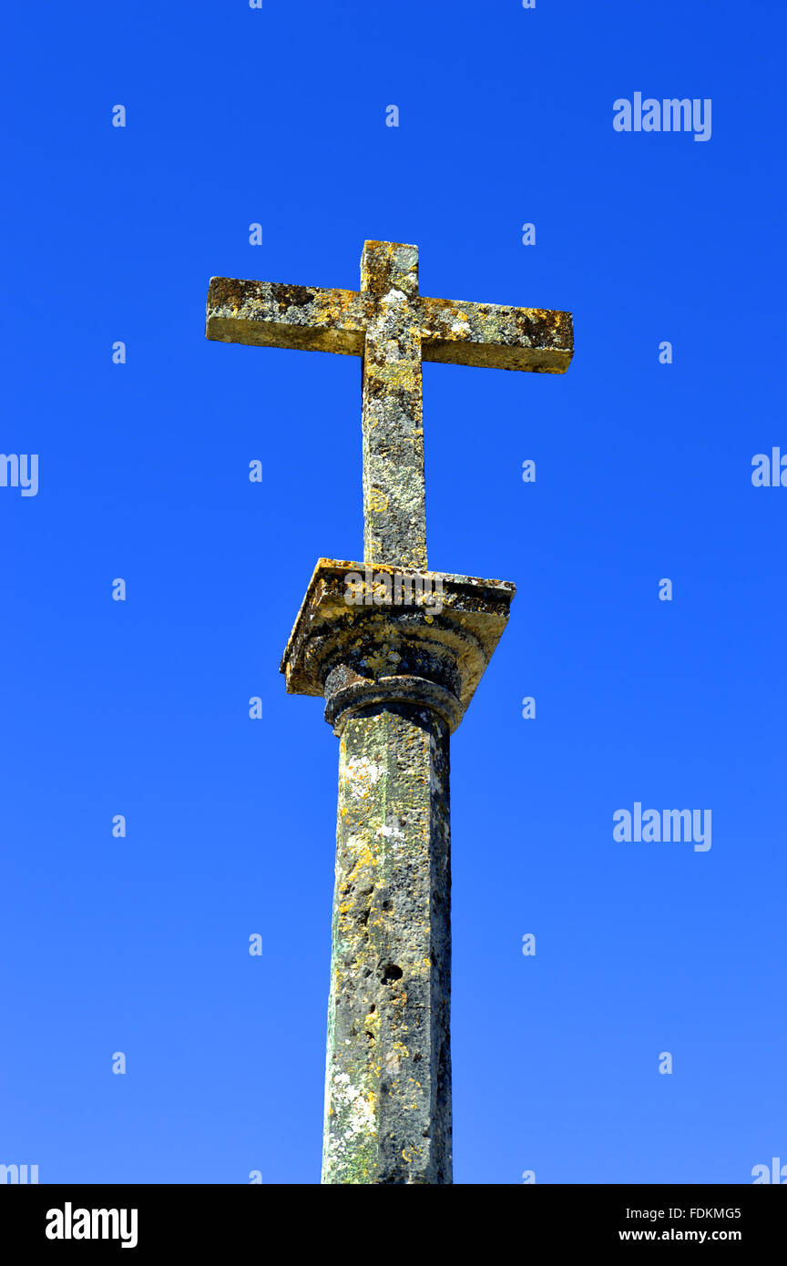 Una croce al di fuori della chiesa parrocchiale di Salir, Portogallo Foto Stock