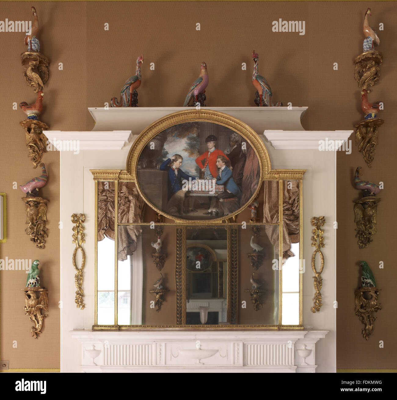 Ritratto in giltwood mirror overmantel c.1775-80 nella stanza di caccia a Clandon Park, Surrey. Il ritratto mostra Signore Fitzwilliam, Signore Pembroke e Edward Onslow. Foto Stock