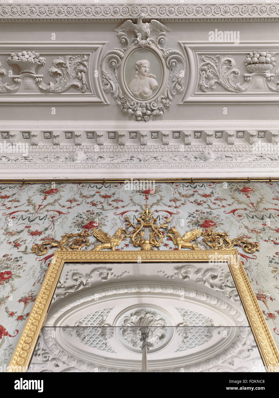 La riflessione dell'intonaco in un molo di vetro, c.1780, in Sala Palladio a Clandon Park, Surrey. Lo sfondo è il francese C diciottesimo 'Les Deux piccioni'. Foto Stock