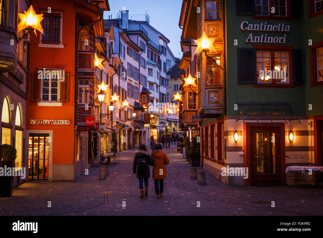 Augustinergasse vicolo di notte con decorazioni di Natale, Zurigo, Svizzera. Foto Stock