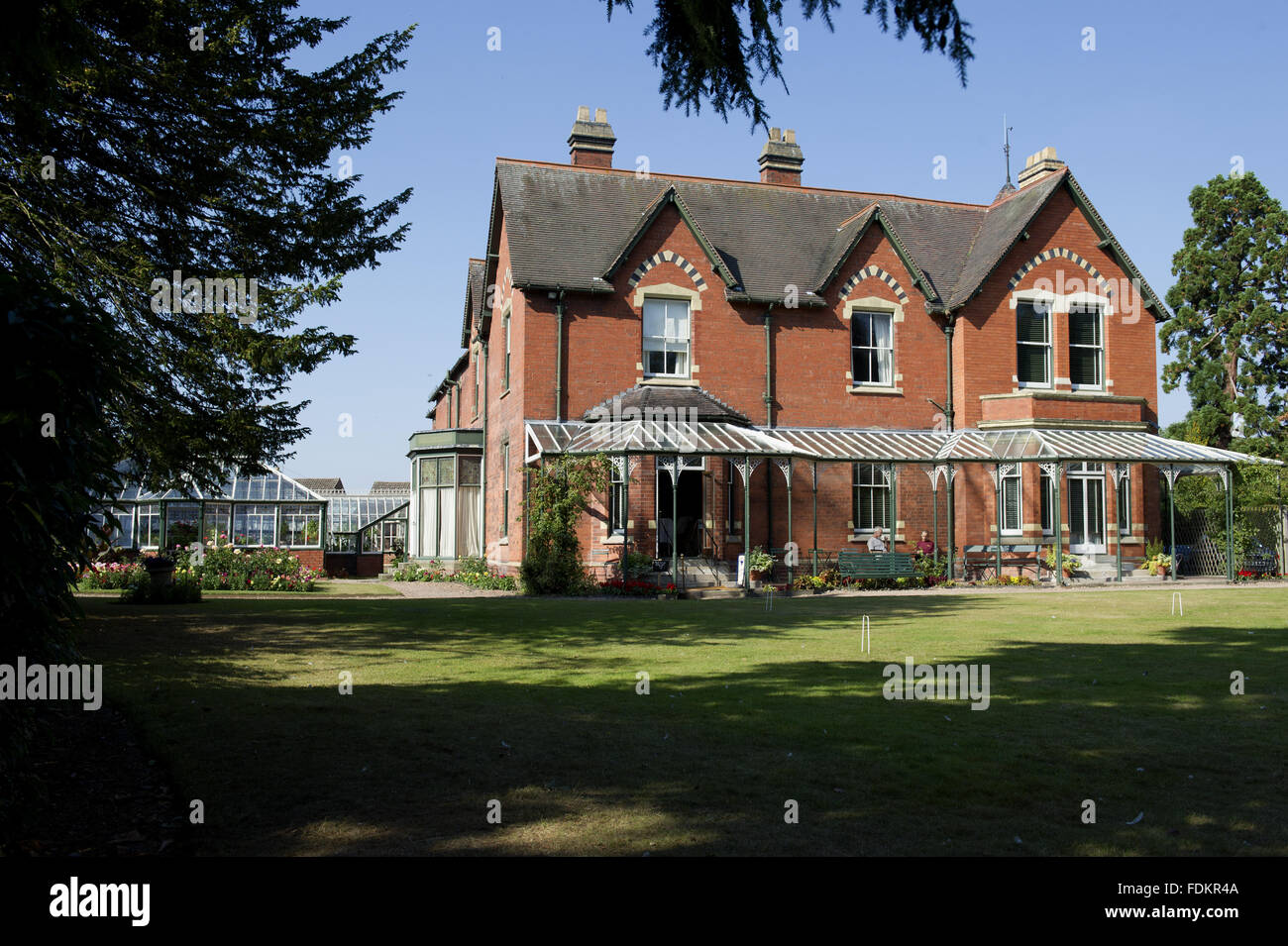 Il giardino davanti e il Conservatorio a Sunnycroft, Shropshire. La villa suburbana fu completato nel 1899 ed è rimasto nella stessa famiglia da quel momento fino al 1997 quando fu lasciato in eredità al National Trust. Foto Stock