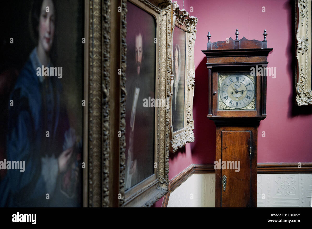 Longcase clock con 8 giorno colpisce il movimento. Case in legno di quercia con bande in mogano, split frontone con rosette in ottone e quattro colonne con basi in ottone e capitelli. Bianco faccia smaltata dipinta con decorazioni floreali. Evans Shrewsbury 1820 Foto Stock