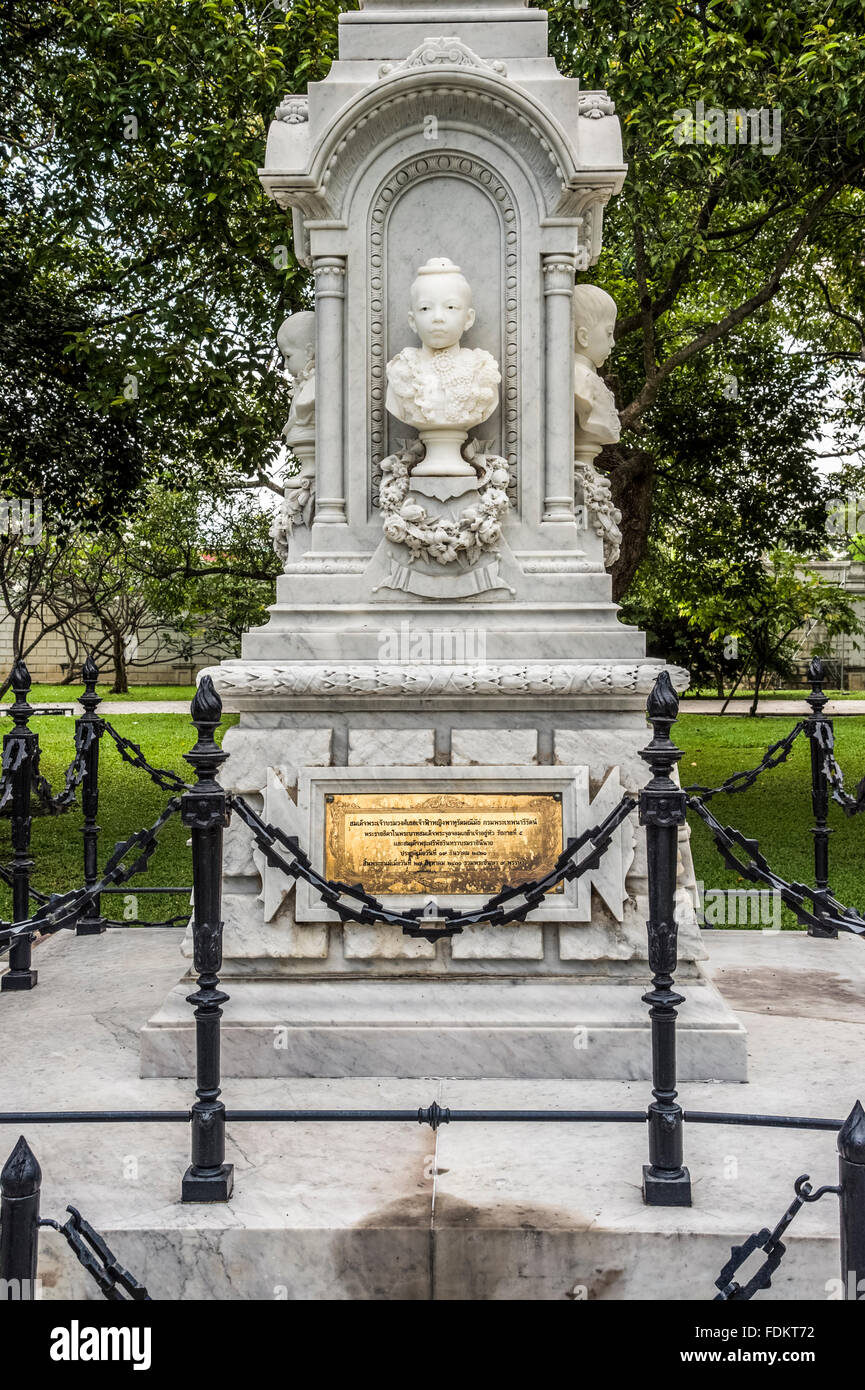 Memoriale alla principessa Saovabhark e i suoi bambini nei giardini presso il re del Palazzo Estivo di Bang Pa-in Foto Stock