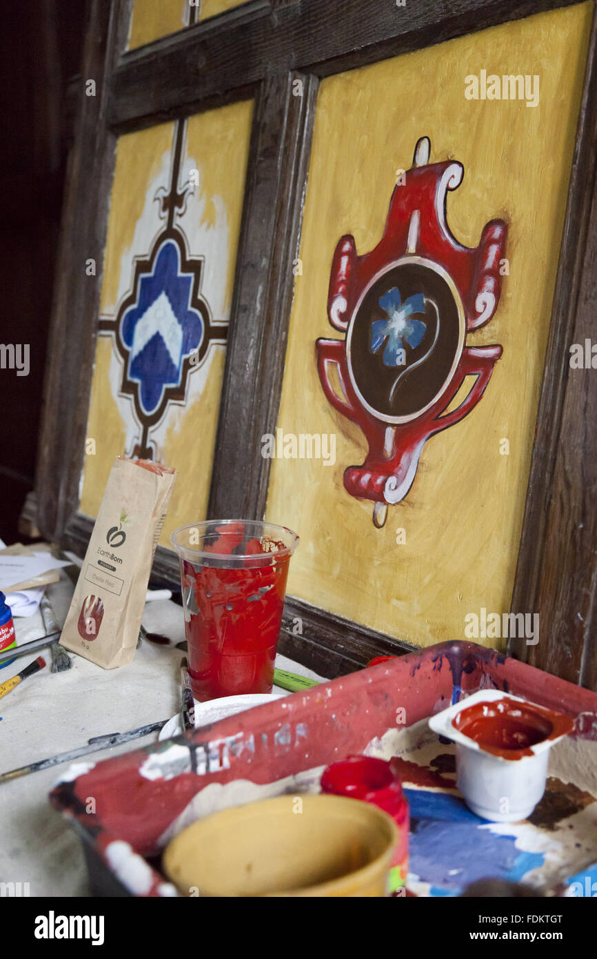 La parte verniciata del pannello araldico di essere installato sopra il Camino nel salone di Tudor ad Avebury Manor, Wiltshire. Foto Stock