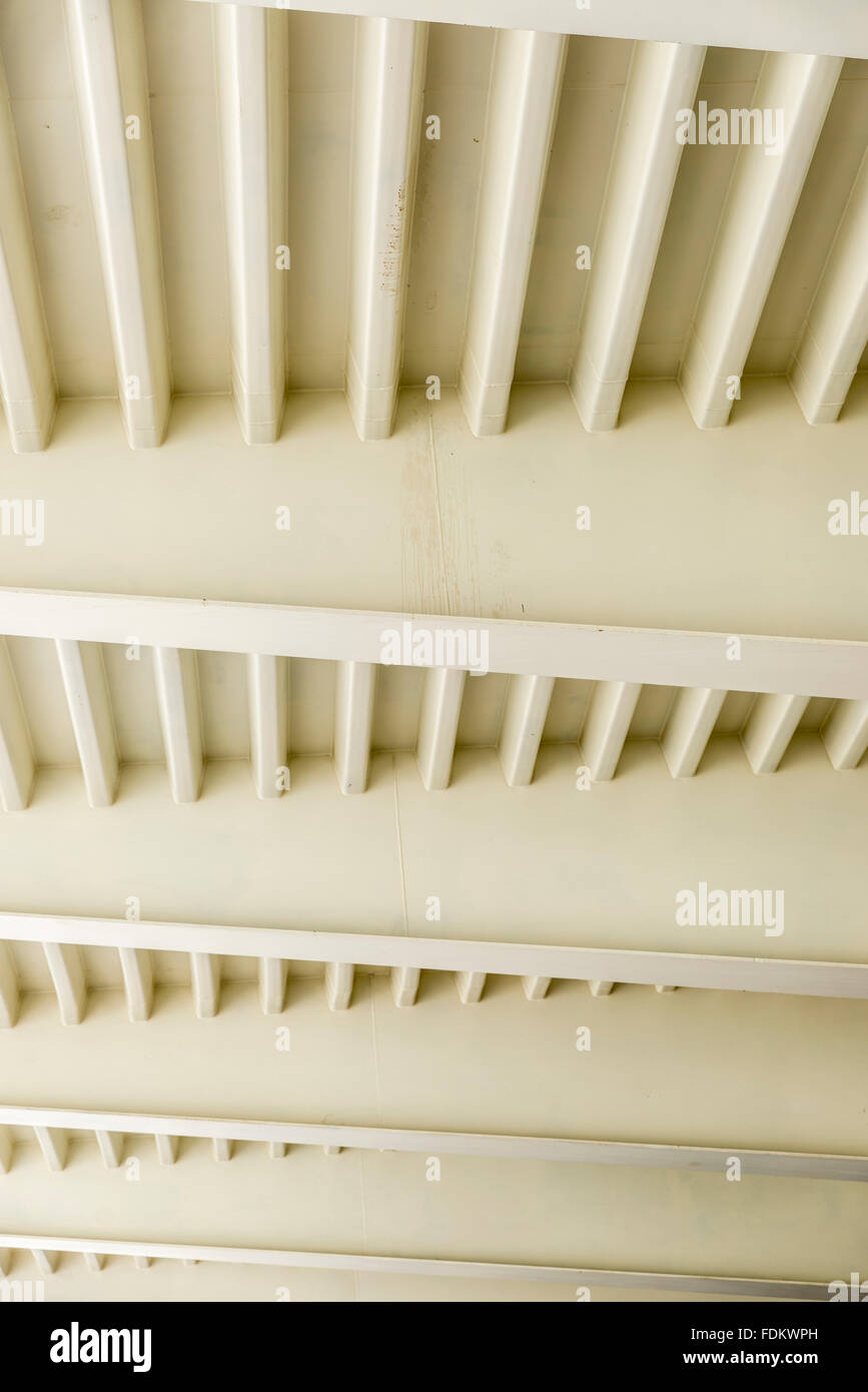 Bianco travi a soffitto come sfondo con linee parallele Foto Stock