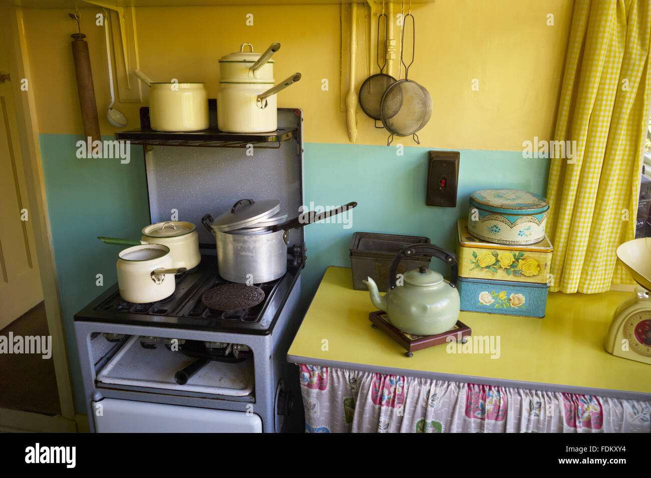 Il fornello e attrezzature in cucina a Mendips, la casa d'infanzia di John Lennon in Woolton, Liverpool. Foto Stock