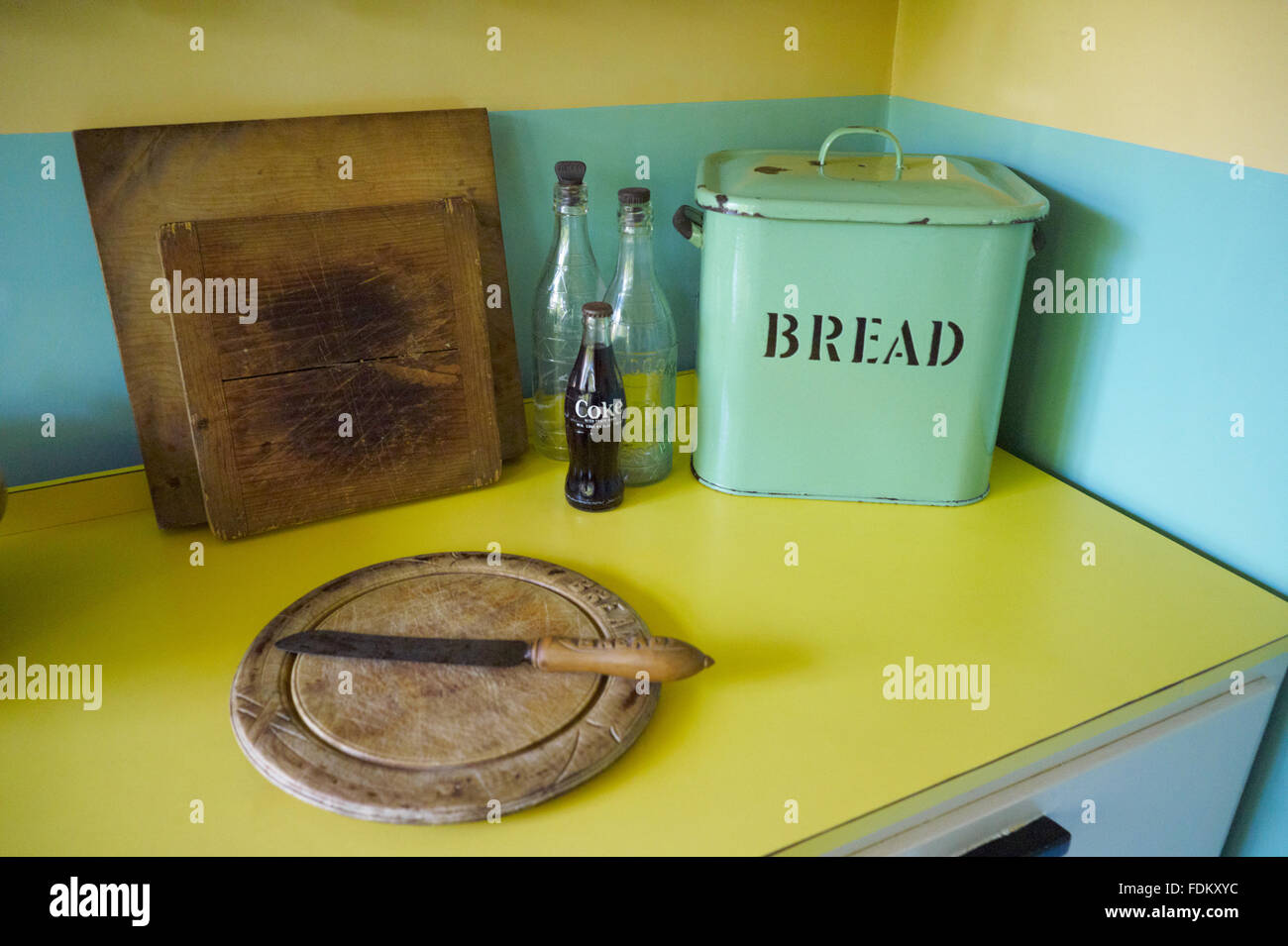 Smalto pane bin e il pane di legno pannelli in cucina a Mendips, la casa d'infanzia di John Lennon in Woolton, Liverpool. Foto Stock
