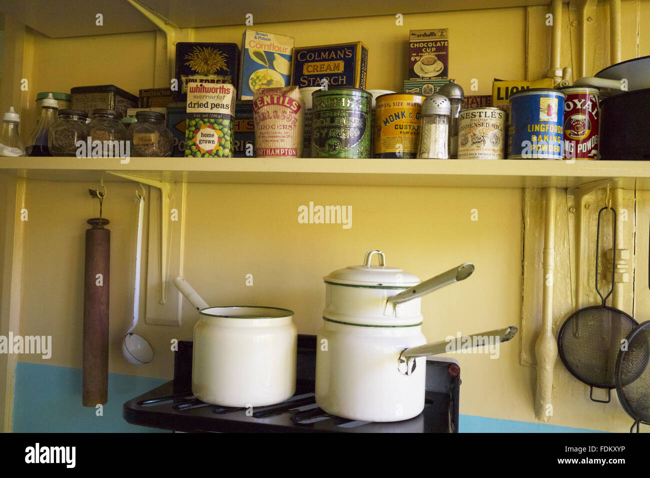 Ripiano sopra pentole sul fornello in cucina a Mendips, la casa d'infanzia di John Lennon in Woolton, Liverpool. Foto Stock