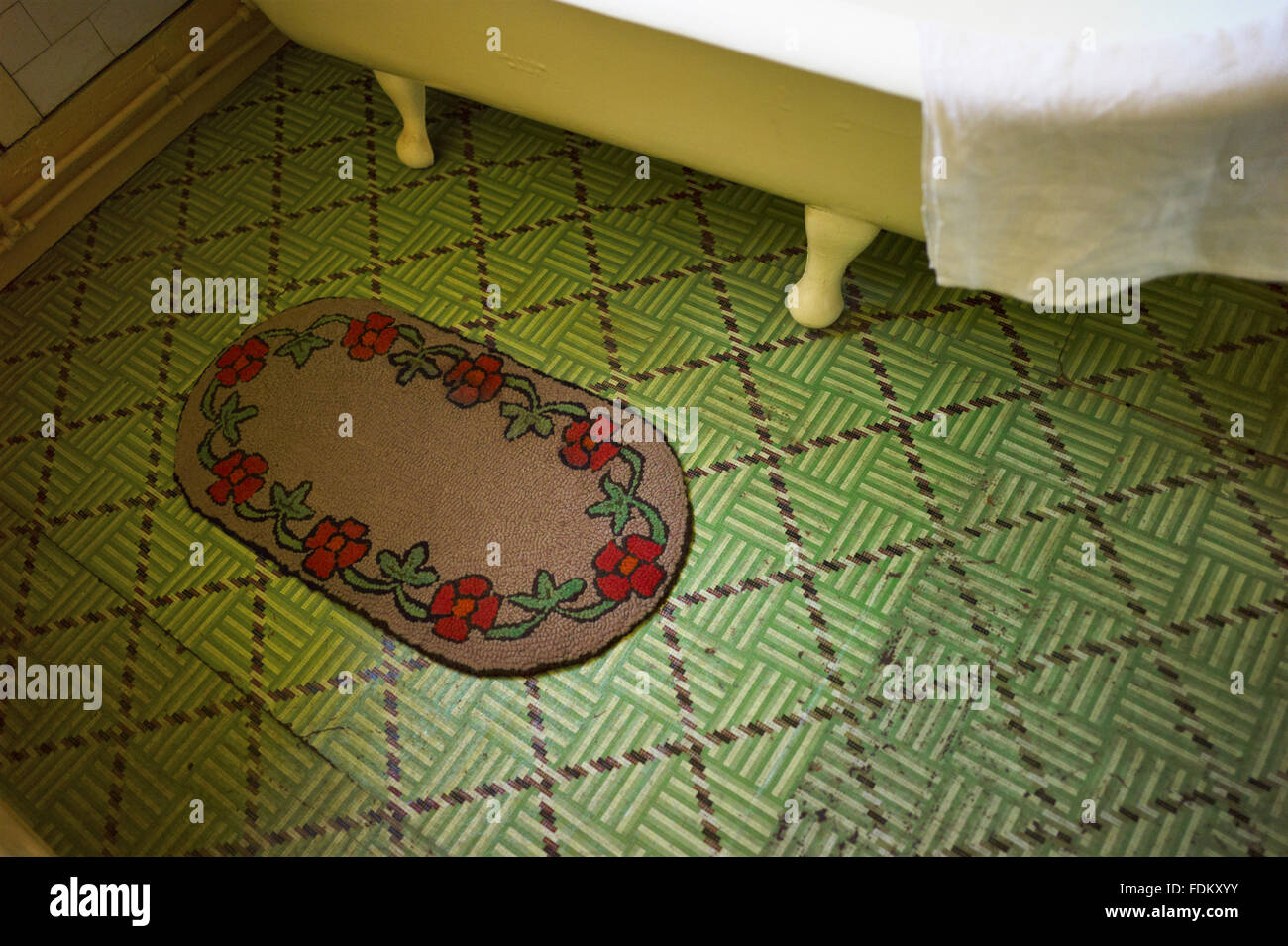 Lino e il tappetino in bagno a Mendips, la casa d'infanzia di John Lennon in Woolton, Liverpool. Foto Stock