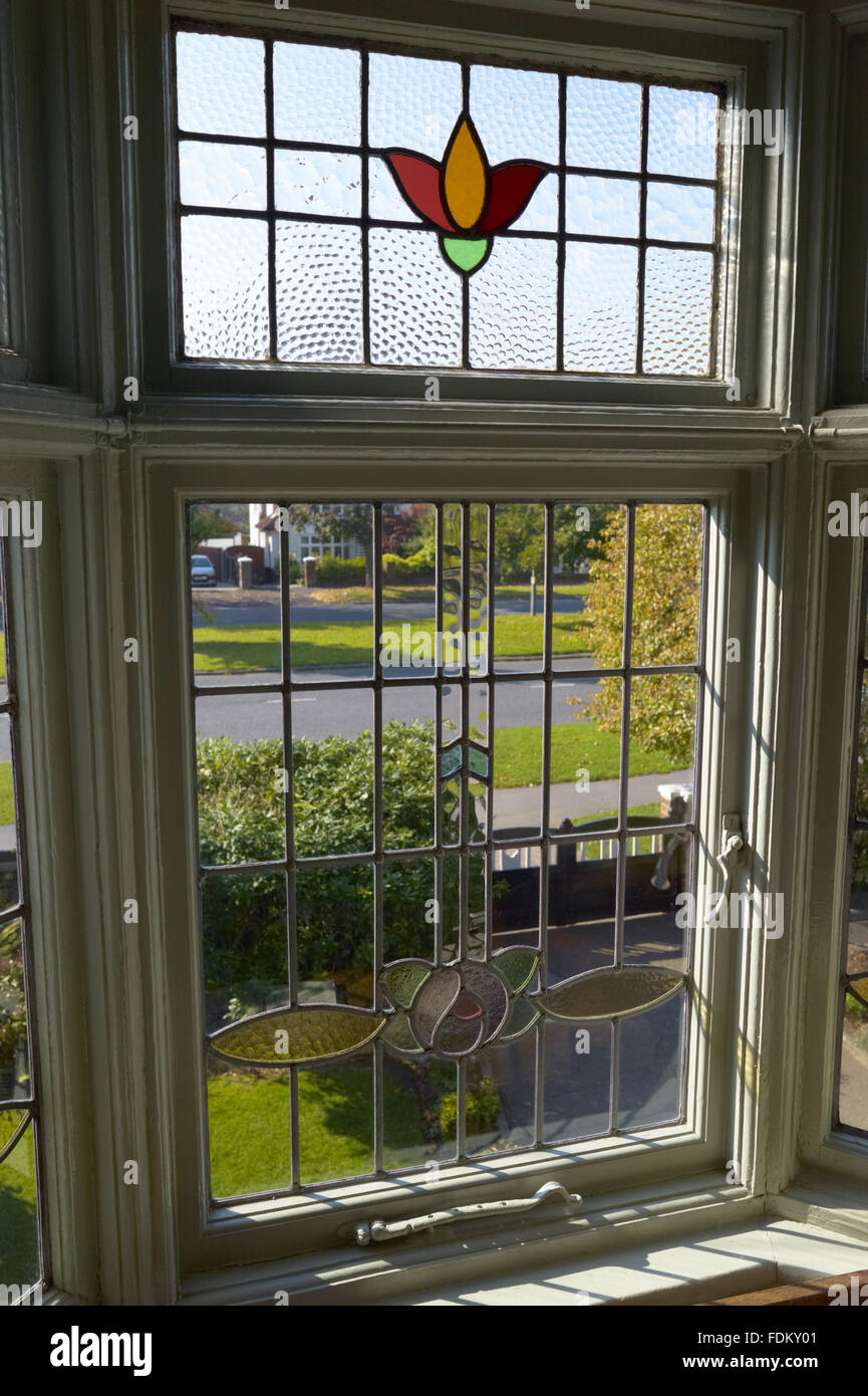 Vista attraverso gli anni trenta vetrata della camera anteriore a Mendips, la casa d'infanzia di John Lennon in Woolton, Liverpool. Foto Stock