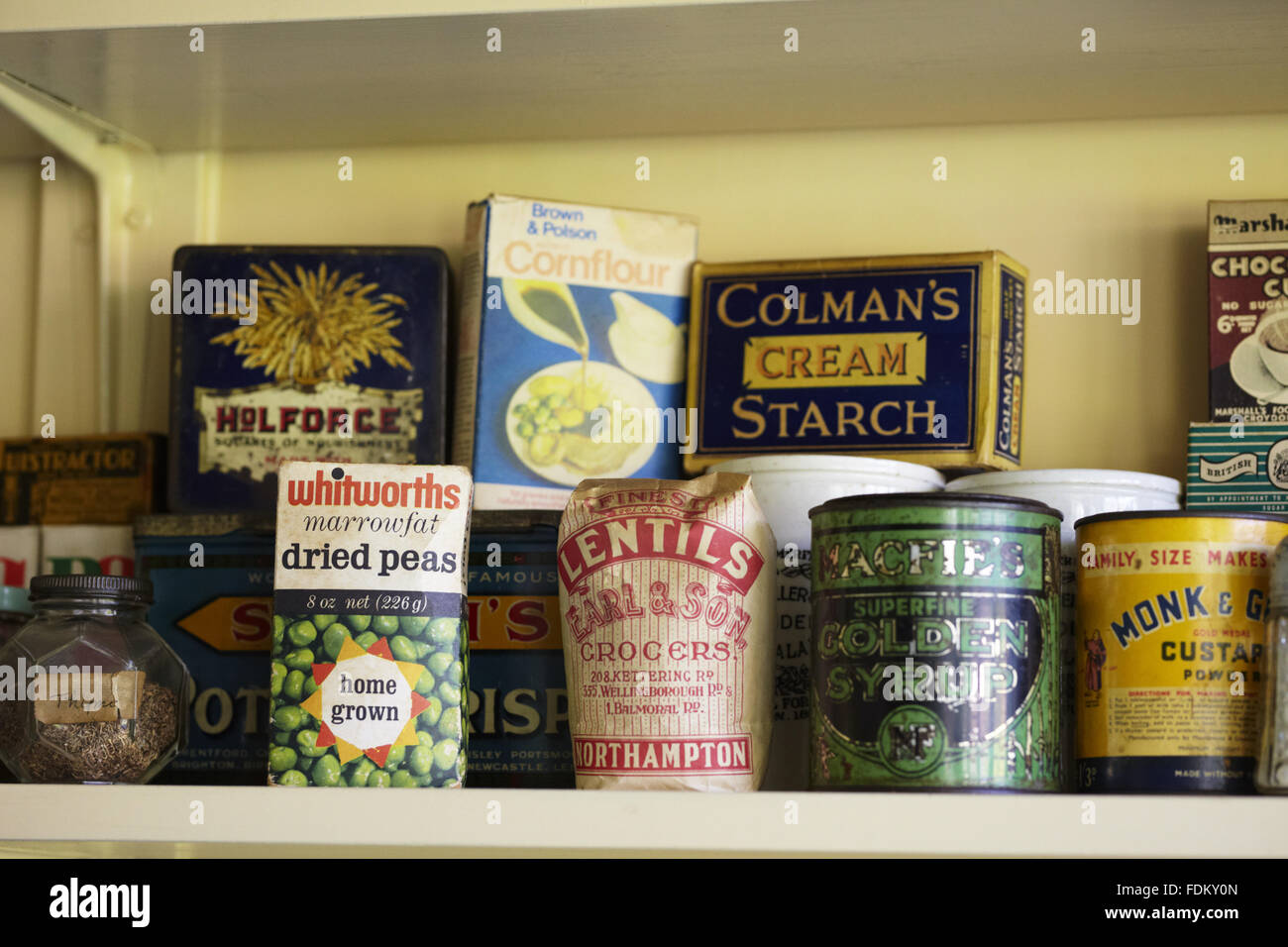 Scatole e barattoli di disposizioni in cucina a Mendips, la casa d'infanzia di John Lennon in Woolton, Liverpool. Foto Stock