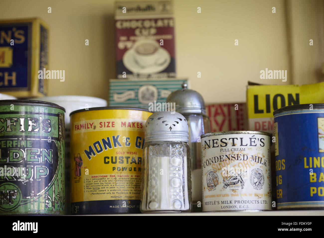 Condimenti e disposizioni in cucina a Mendips, la casa d'infanzia di John Lennon in Woolton, Liverpool. Foto Stock