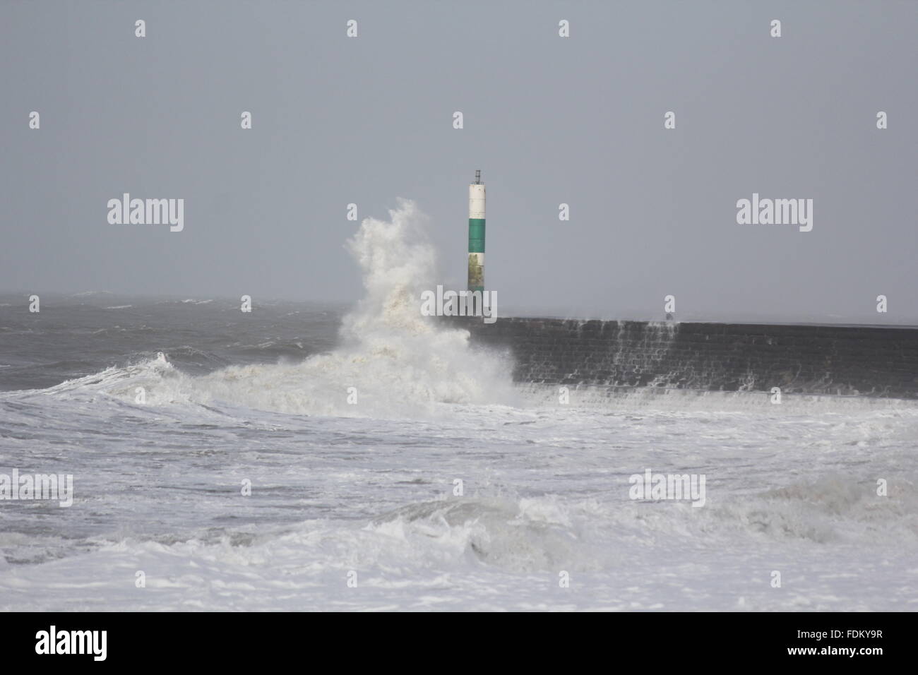 Aberystwyth Wales UK, 2016 onde enormi pilotato da gale force venti continuano a pastella la costa del Galles e le regioni occidentali Foto Stock