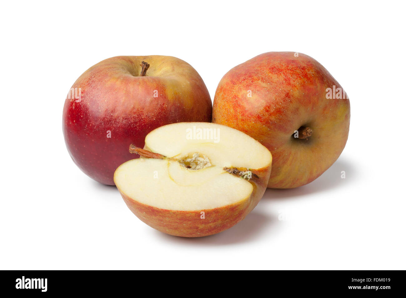 Intero e metà Belle de Boskoop mele su sfondo bianco Foto Stock