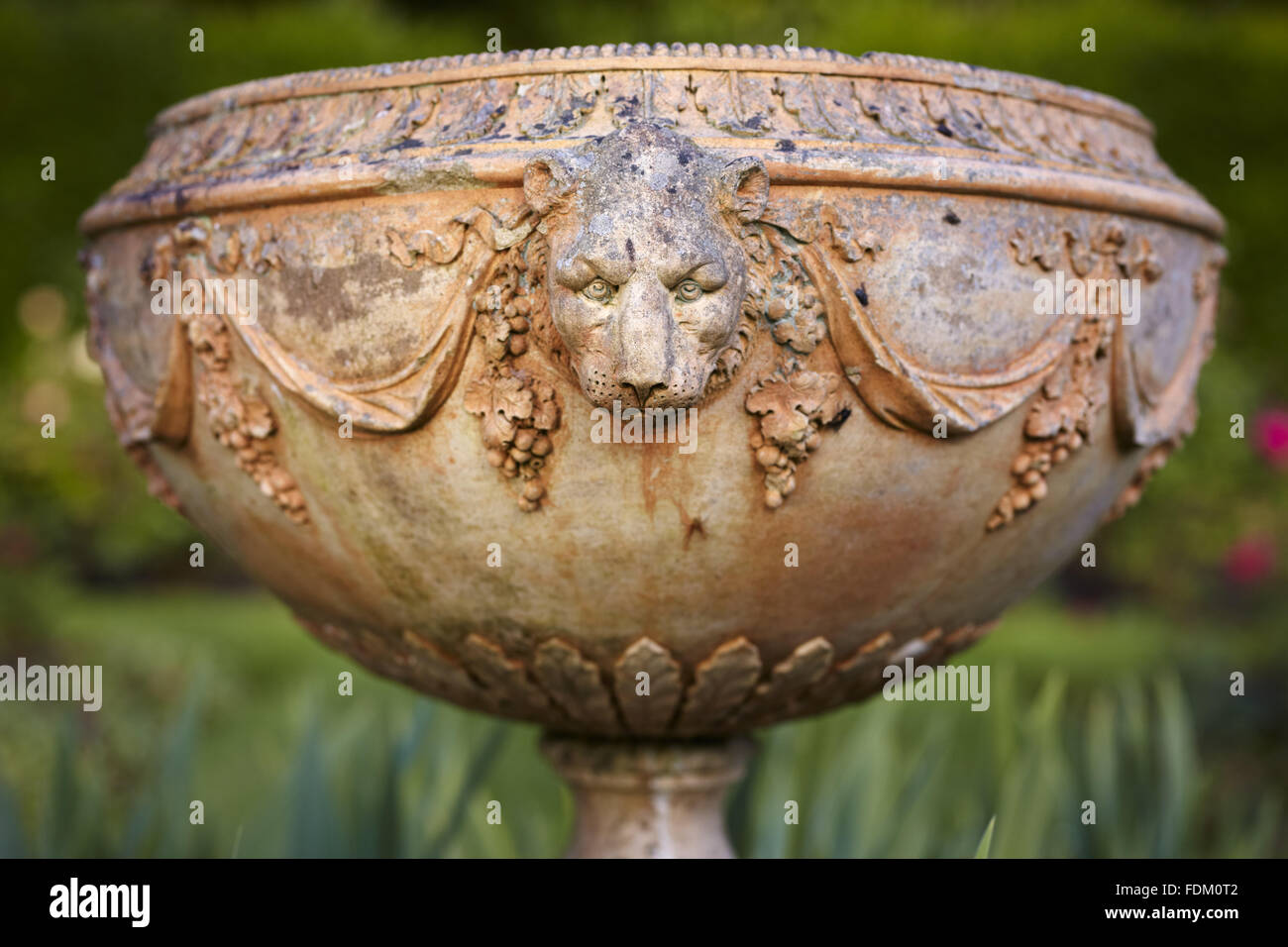 Urna ornamentali in giardino a Ardress House, nella contea di Armagh. Foto Stock