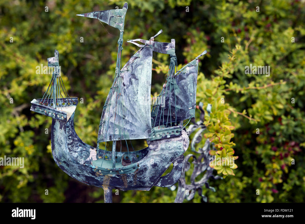 Lamiera scultura di una nave a Tintinhull giardino, Somerset. Foto Stock
