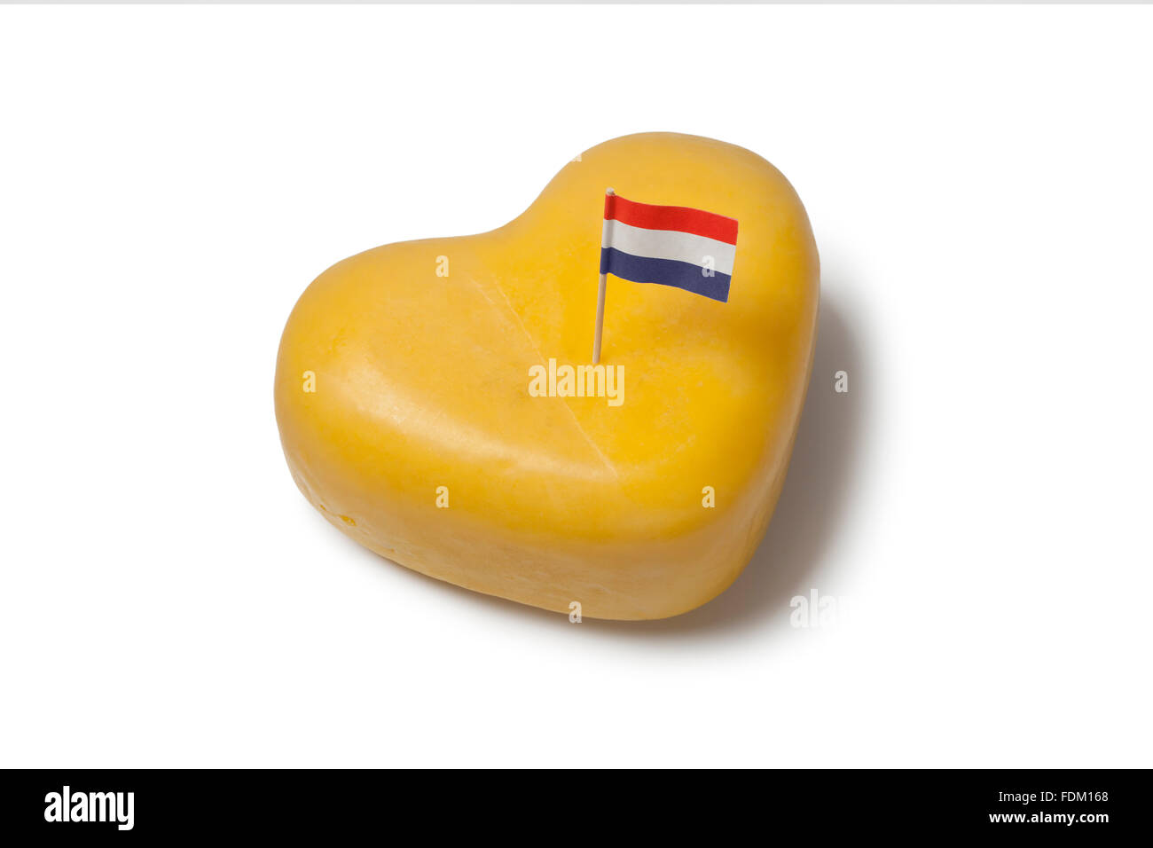 A forma di cuore ad formaggio Gouda con bandiera olandese su sfondo bianco Foto Stock
