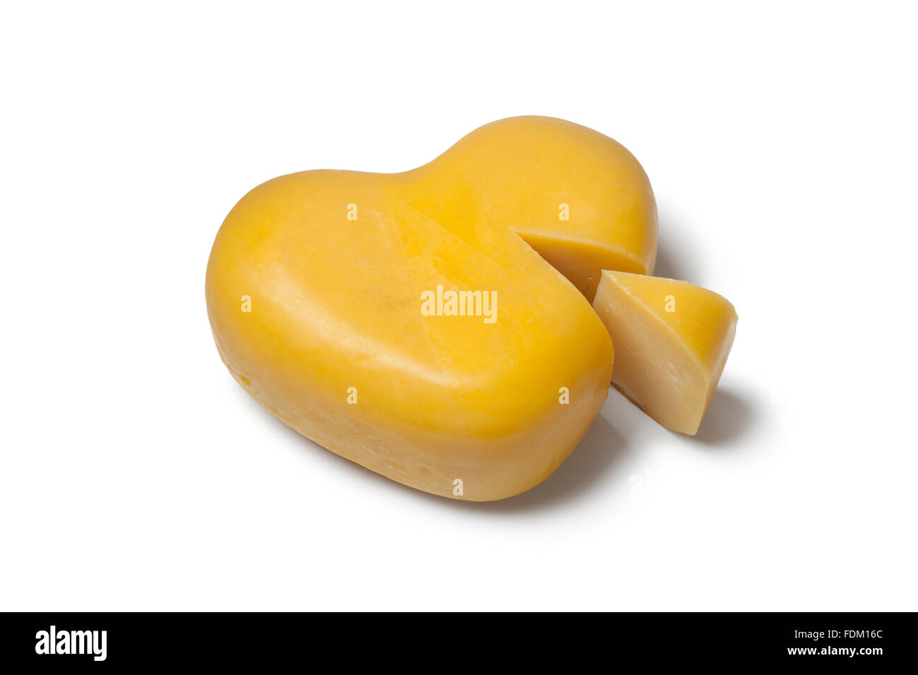 A forma di cuore ad formaggio Gouda su sfondo bianco Foto Stock