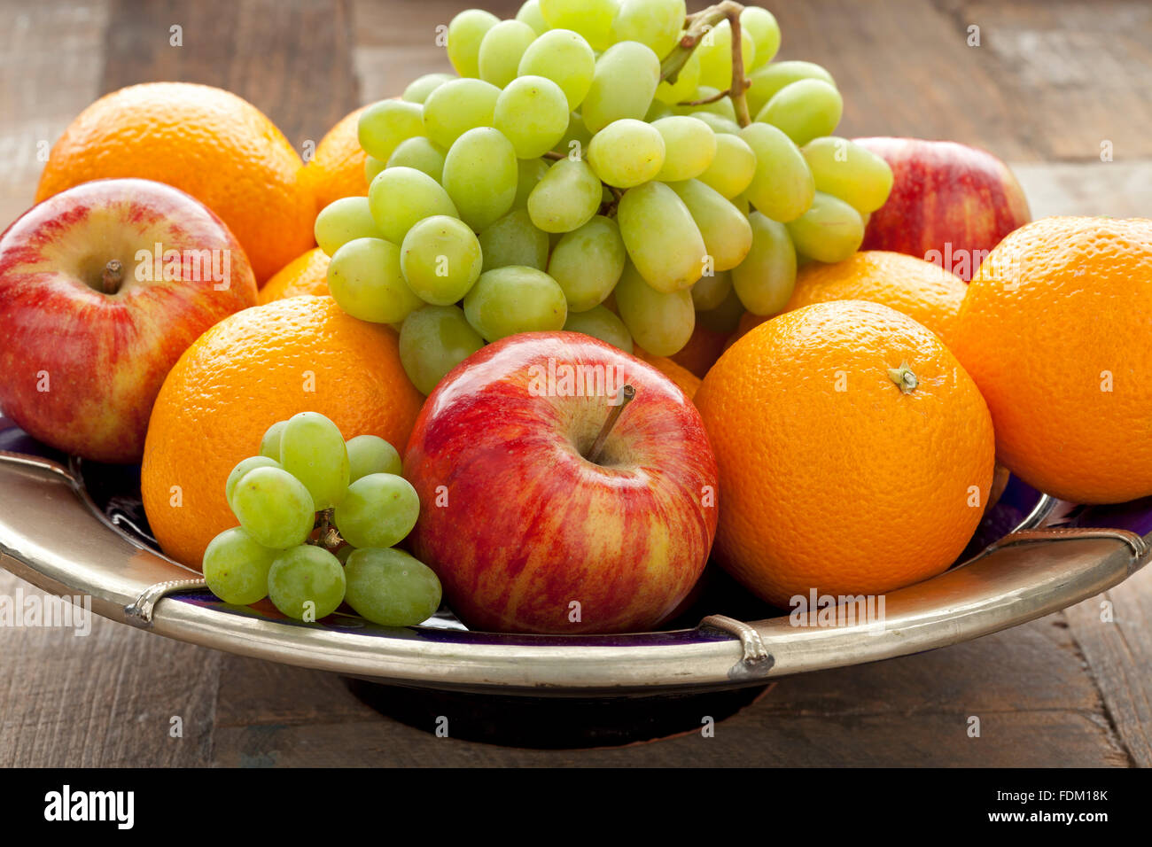Ciotola con frutta fresca sul tavolo Foto Stock