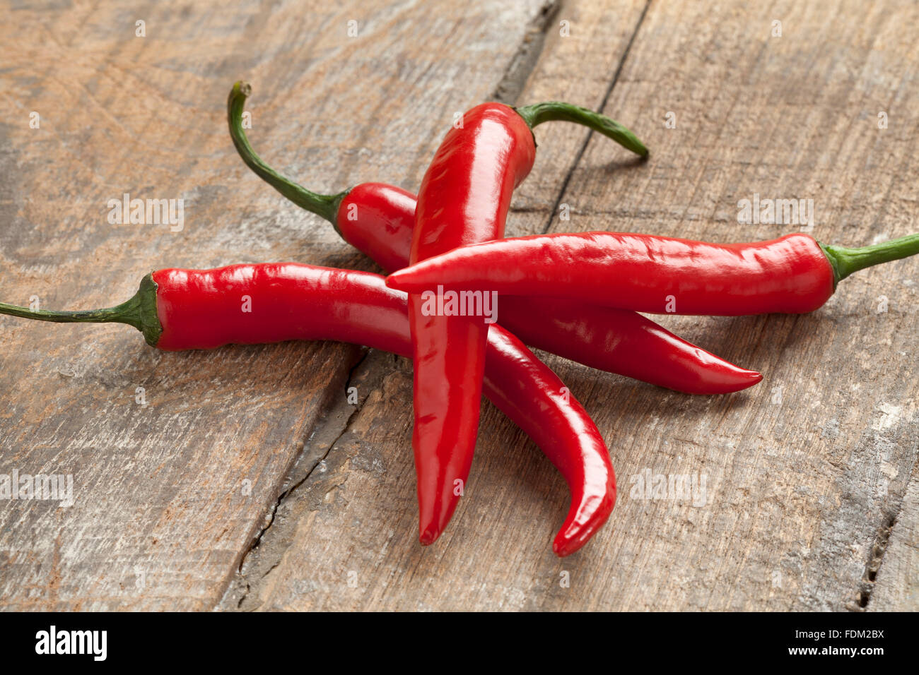 Fresh red hot chili peppers sul tavolo Foto Stock