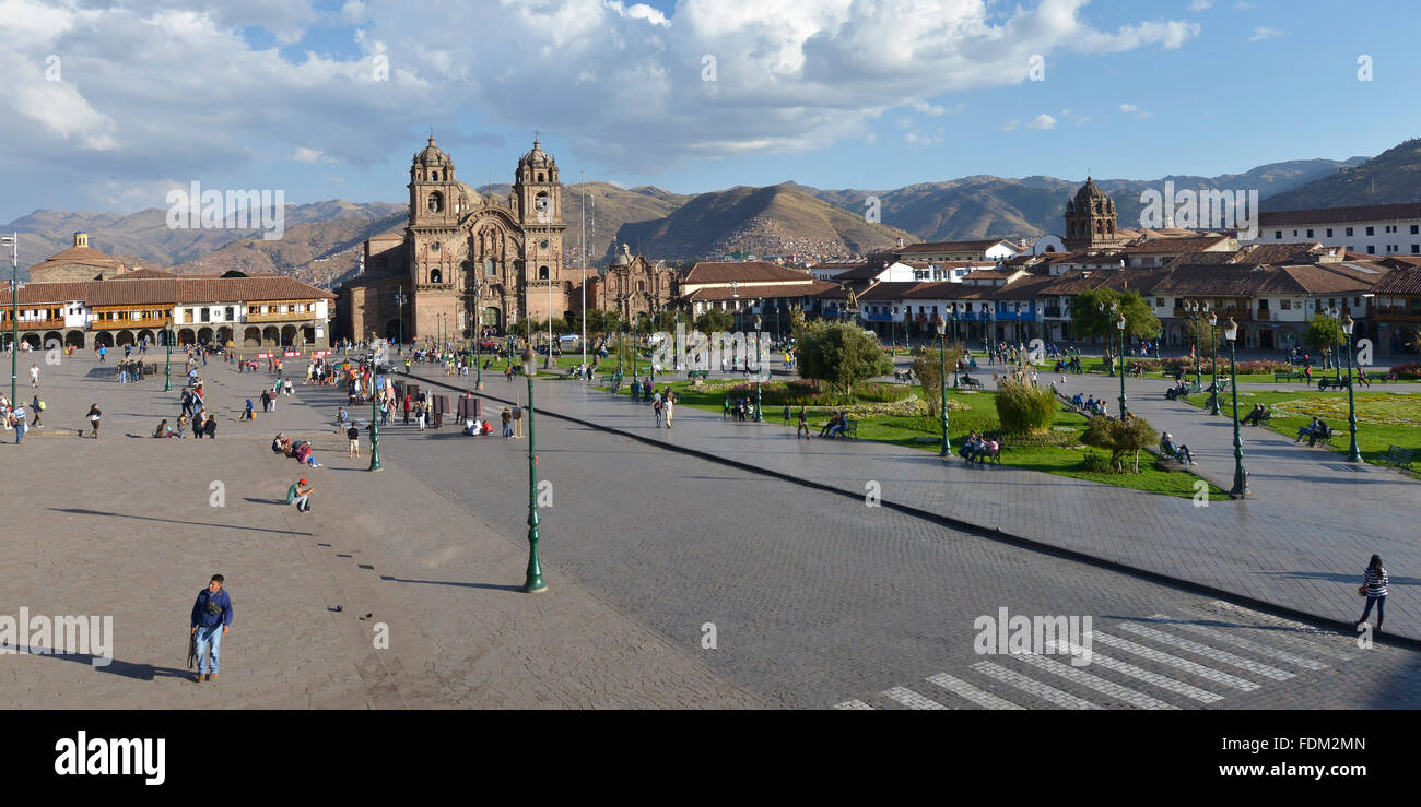 Cuzco, Perù - 11 Settembre 2015: la società della chiesa del Gesù a la Plaza de Armas in Settembre 11, 2015 a Cuzco, Perù. Foto Stock