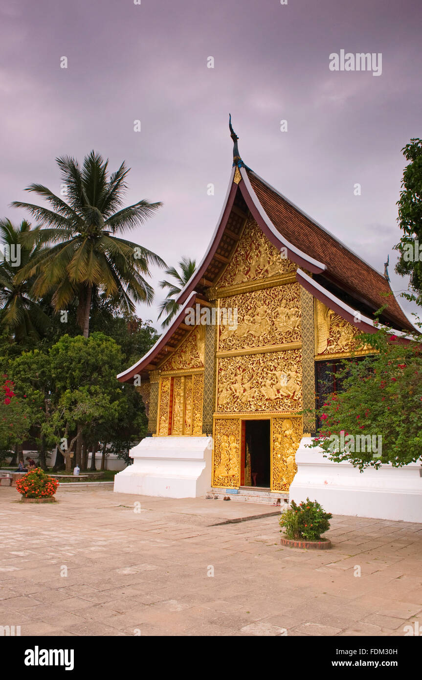 Il golden porta in Wat Xieng Thong, Luang Prabang, Laos Foto Stock