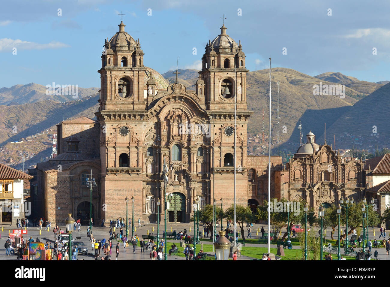 Cuzco, Perù - 11 Settembre 2015: la società della chiesa del Gesù a la Plaza de Armas in Settembre 11, 2015 a Cuzco, Perù. Foto Stock