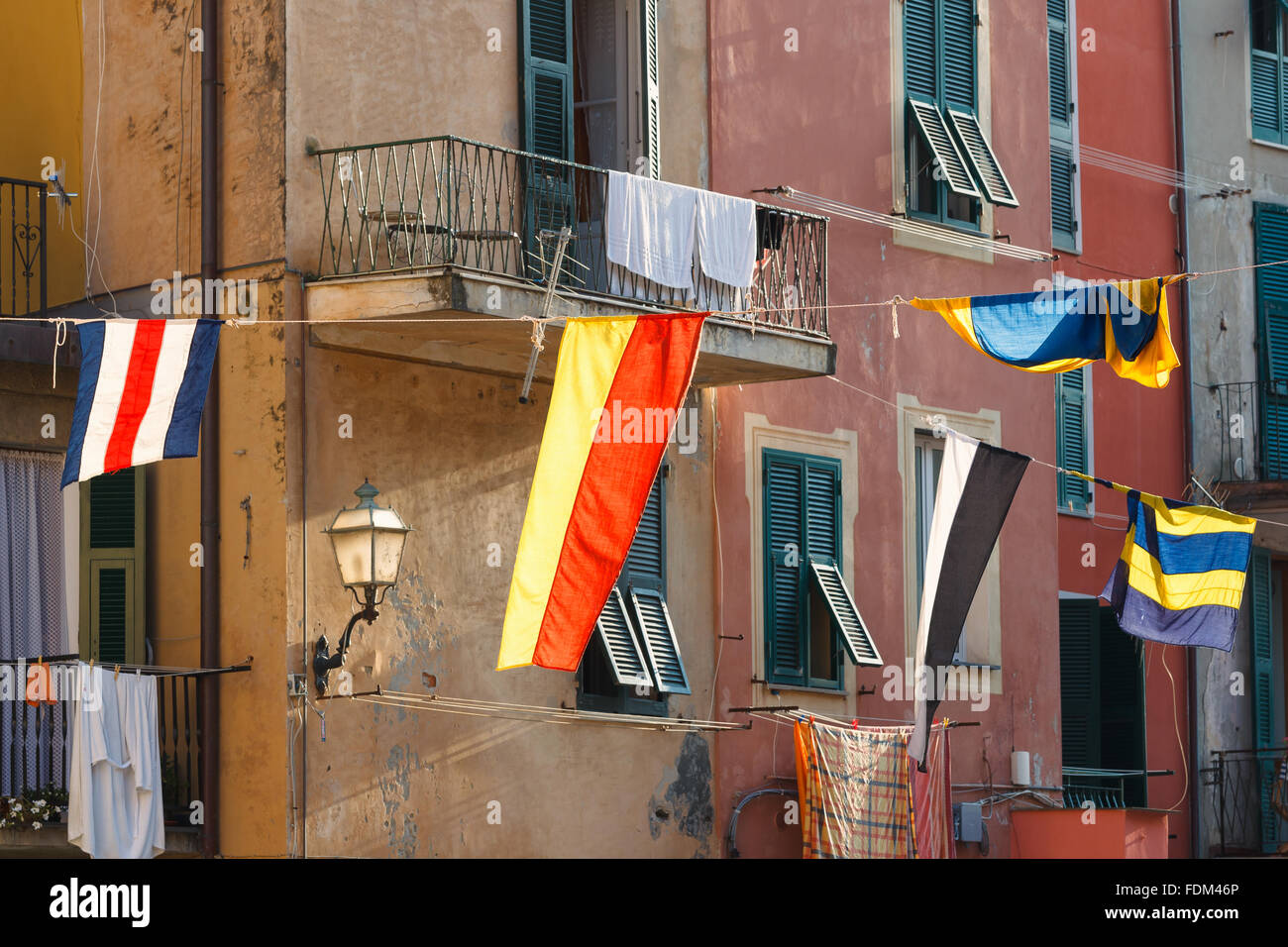 Alcune bandiere e balconi e finestra a Vernazza, Cinque Terre National Park, Liguria, Italia. Foto Stock