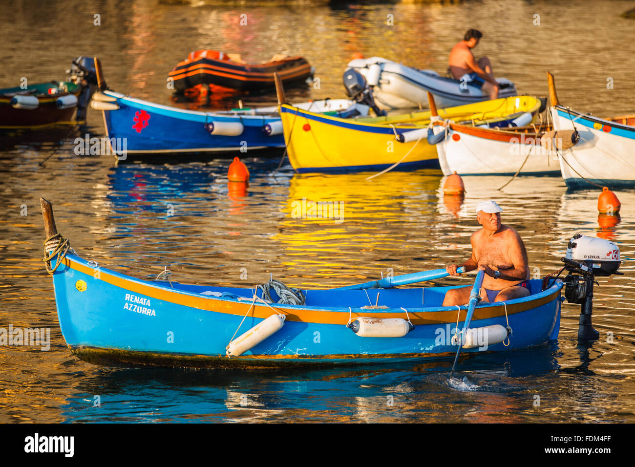 Un pescatore sulla sua barca tornando al porto di Vernazza, Cinque Terre National Park, Liguria, Italia. Foto Stock