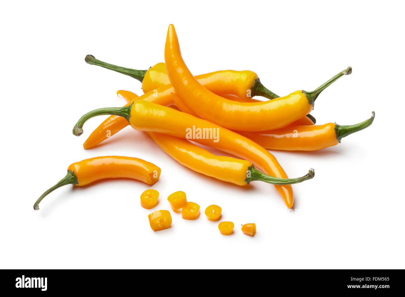Succo di arancia peperoncino e le fette su sfondo bianco Foto Stock