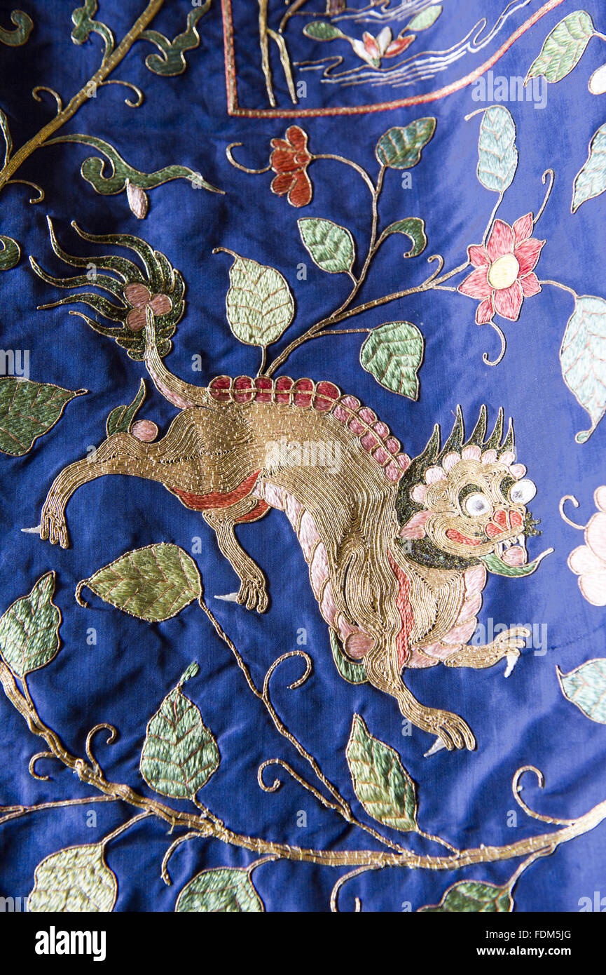 Vista ravvicinata della Seta Cinese tendaggi ricamati sullo stato letto a Calke Abbey, Derbyshire. Foto Stock
