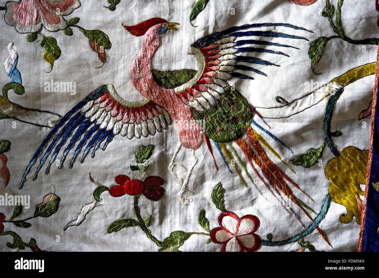 Vista ravvicinata della Seta Cinese tendaggi ricamati sullo stato letto a Calke Abbey, Derbyshire. Foto Stock