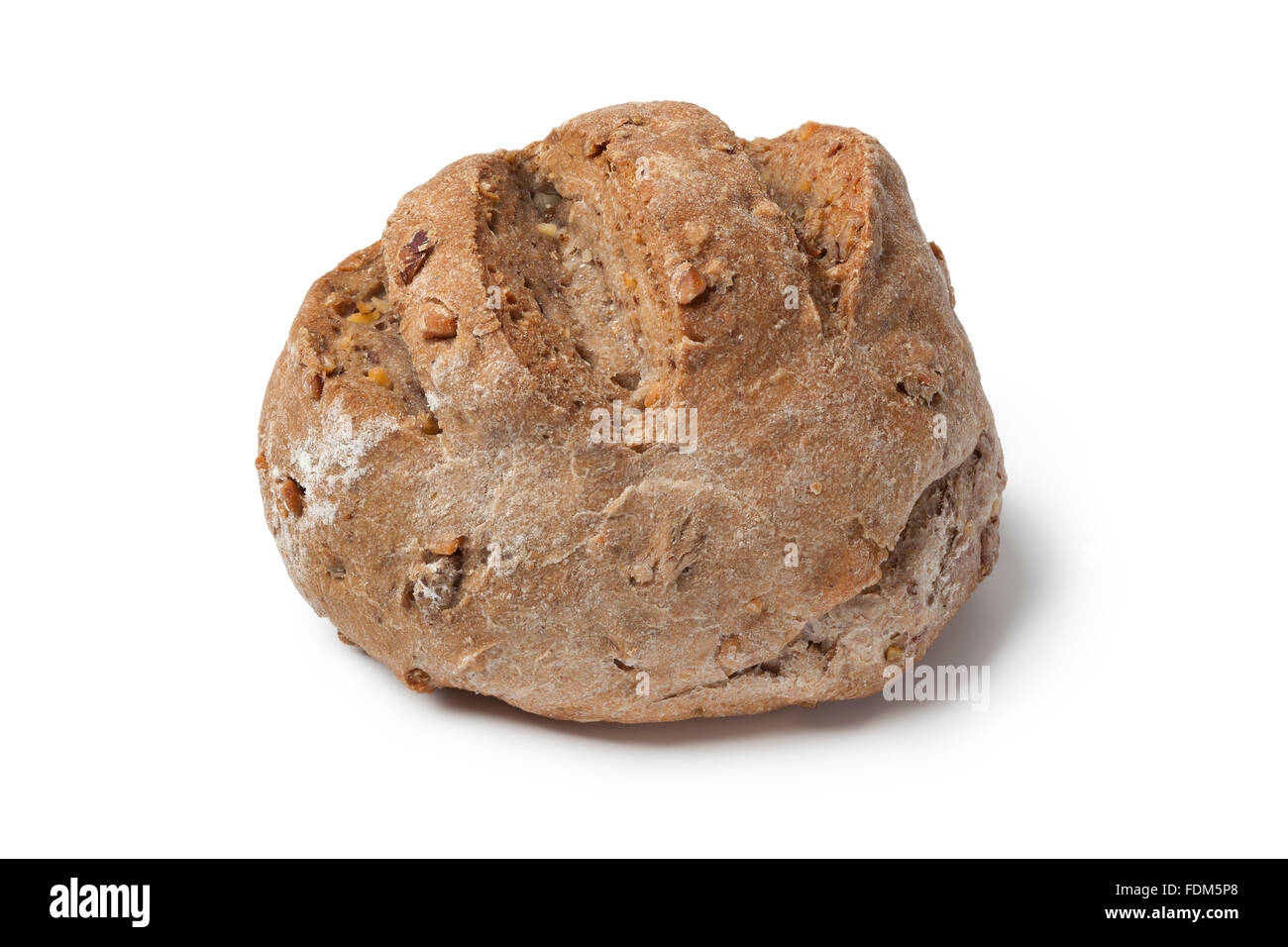 Intero fresco nutbread grano su sfondo bianco Foto Stock