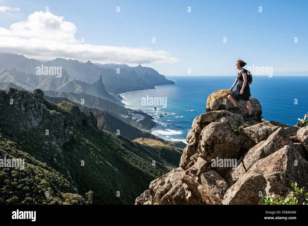 Escursionista si affaccia al litorale lungo le montagne di Anaga vicino Benijo. Foto Stock