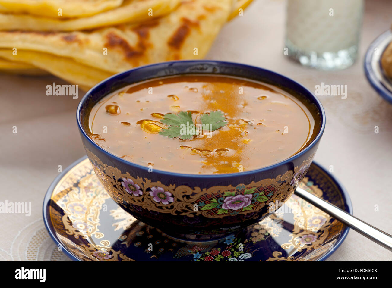 Tazza di marocchino zuppa harira servita nel tradizionale ciotola con Msemen Foto Stock