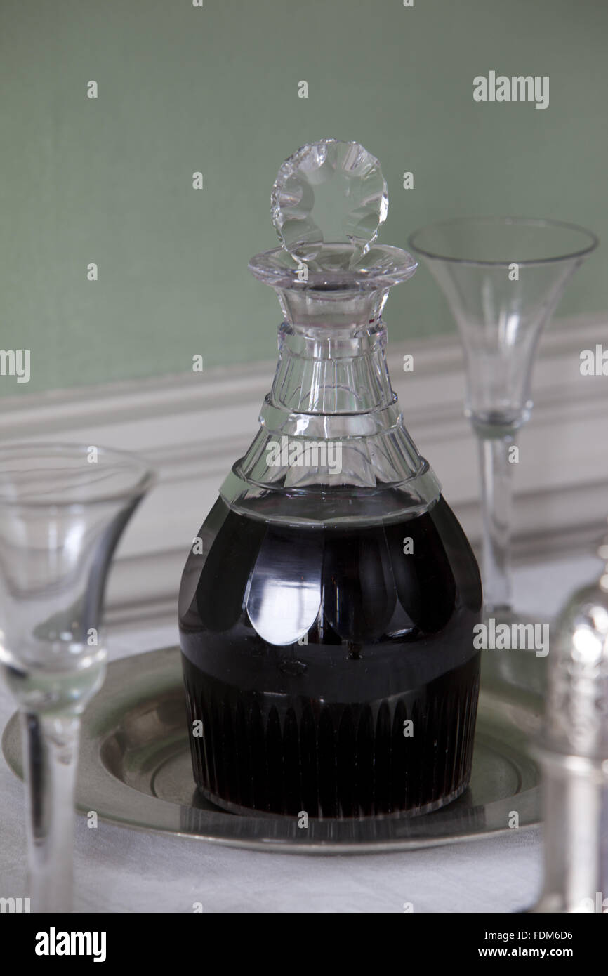 Mazzuolo georgiano decanter, c.1780, e i bicchieri in sala da pranzo a Wordsworth House, Cockermouth, Cumbria. Decanter NT numero di inventario 866212 Foto Stock