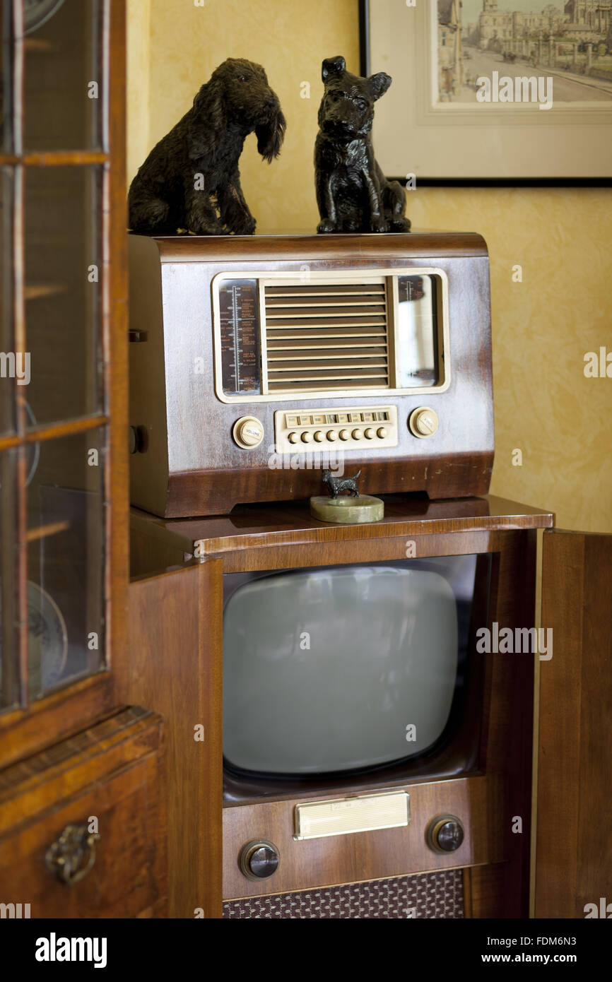 Il wireless e la televisione in studio presso il Nuffield posto, Oxfordshire. La televisione HMV fu acquistato nel 1955 e costo 105 Guinea. La casa è stata progettata e costruita nel 1914, e fu la casa di William Morris, Lord Nuffield, costruttore automobilistico, dal 1933 Foto Stock