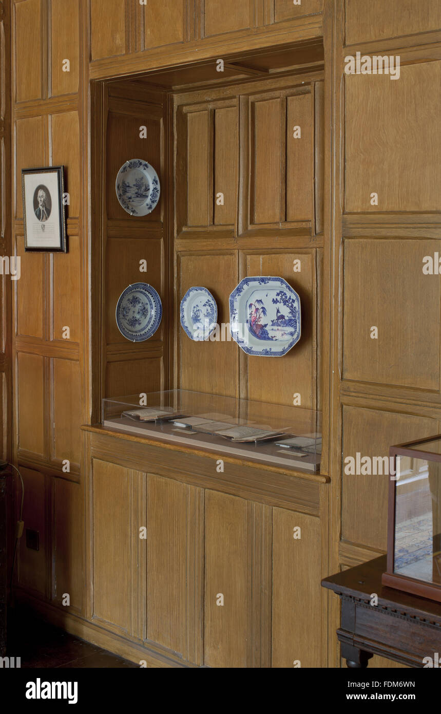 Finestra bloccata rivestito con pannelli di legno in salotto a Quebec House, Westerham, Kent. Quebec House era la casa d'infanzia del Generale James Wolfe. Foto Stock