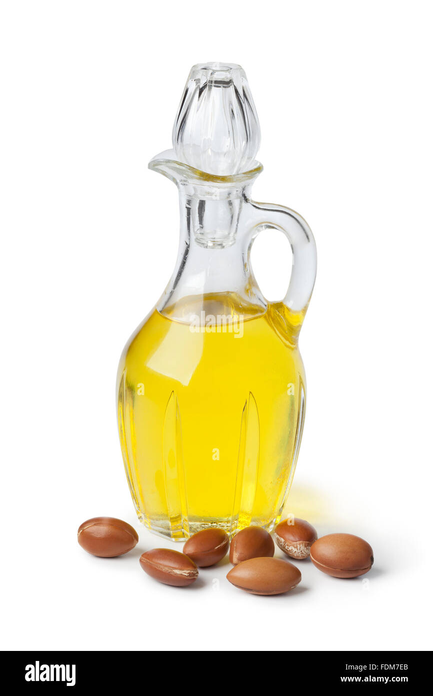 Cosmetici marocchino olio di Argan e i dadi su sfondo bianco Foto Stock