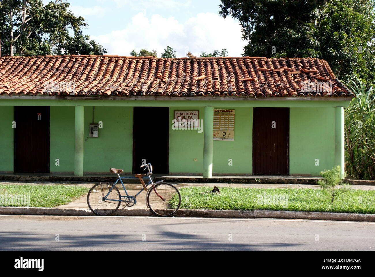 Bicicletta parcheggiata al di fuori della libreria locale, Vinales Foto Stock