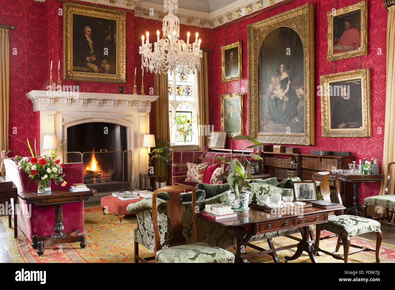 Vista verso il Camino nel salone a Coughton Court, Warwickshire. La camera è stata usata come una cappella fino al 1853 e ha creato nella sua forma attuale nel 1910. Il lampadario è stata fatta da Perry & Co di Birmingham, a volte tra il 1870 e il 1910. Foto Stock