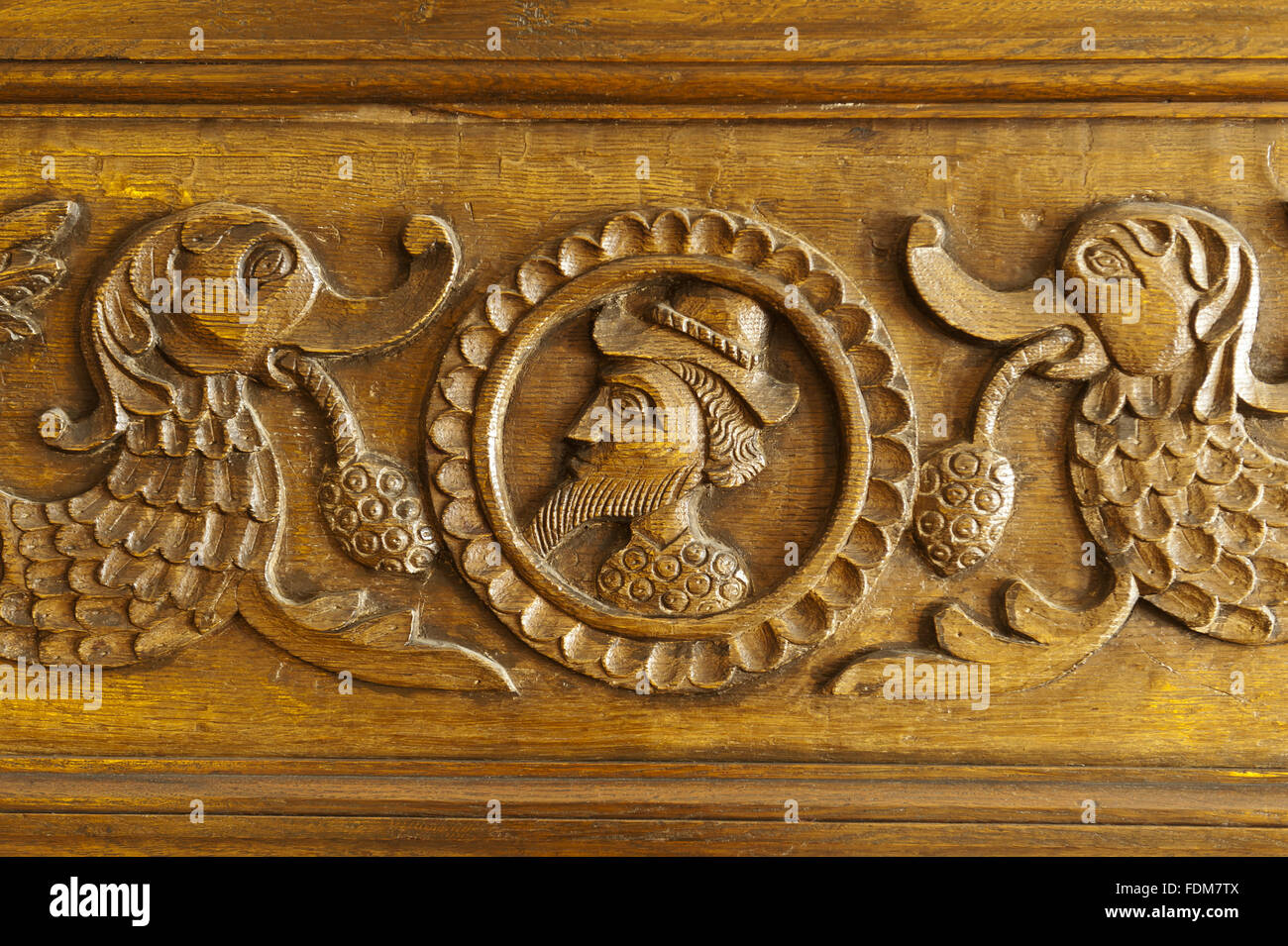 Dettaglio del legno scolpito sulla faccia del pannello sopra il caminetto nella sala da pranzo a Coughton Court, Warwickshire. Il pannello è stato scolpito è stato scolpito nel 1926 dal sig. boot, il boscaiolo al Coughton. Foto Stock