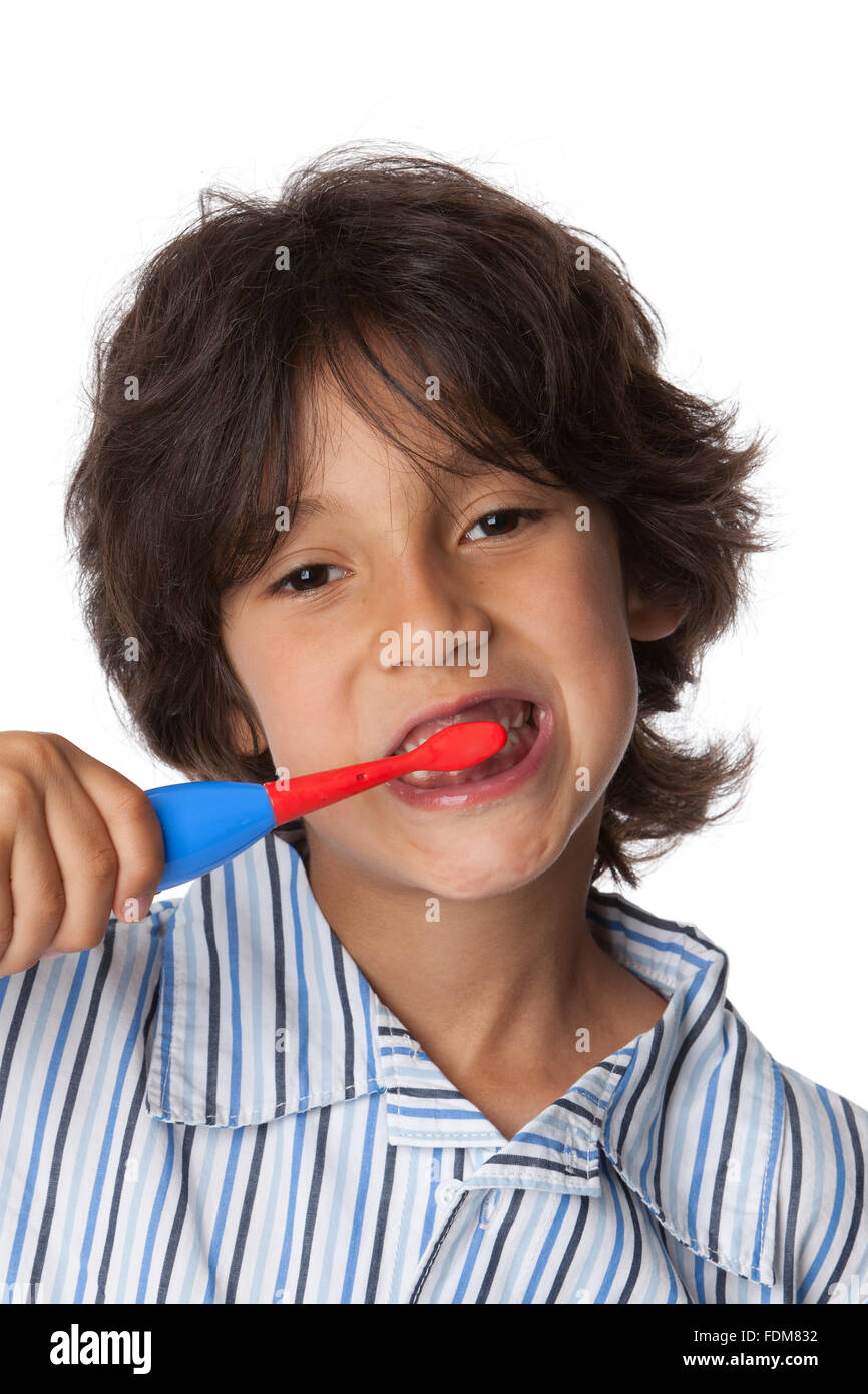 Little Boy sta spazzolando i suoi denti su sfondo bianco Foto Stock