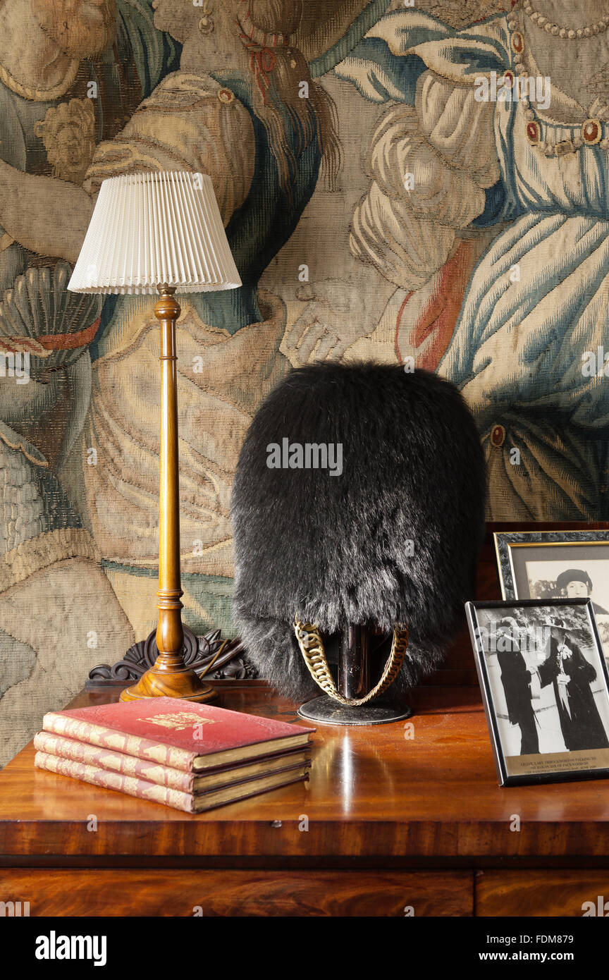 Credenza con un bearskin e fotografie di famiglia a Lady Lilian's stanza a Coughton Court, Warwickshire. Foto Stock